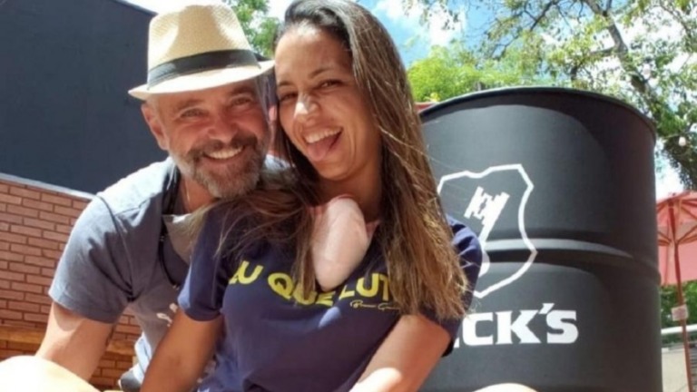Mateus Carrieri aparece com nova namorada e fãs celebram: "Sorte a dela"