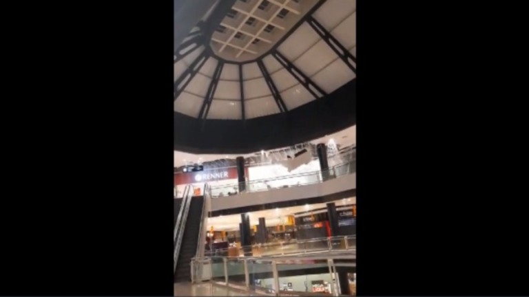 Teto de shopping desaba após chuva forte no ES; assista ao vídeo