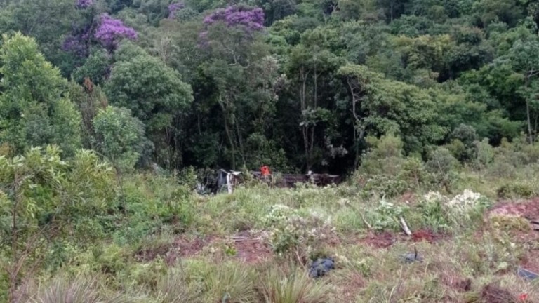 MG: ônibus cai em ribanceira deixando dois mortos e cinco em estado grave