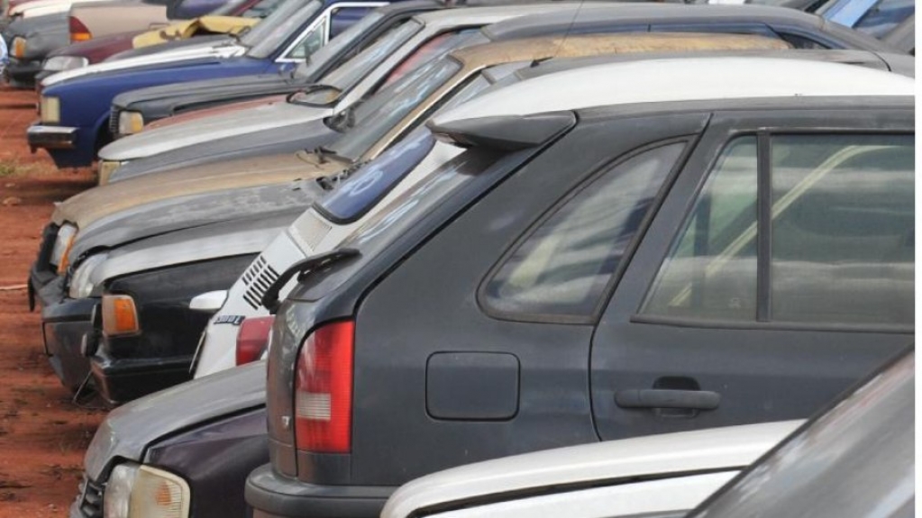 Carro por R$ 2,2 mil: Detran leiloa mais de 800 veículos nesta semana