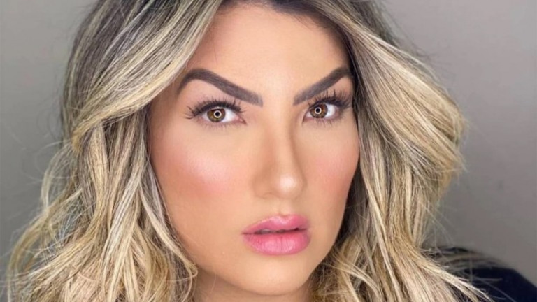 Thayse Teixeira ironiza lockdown e imita pessoa com deficiência auditiva