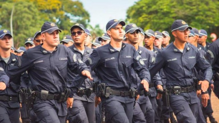 Bolsonaro deve aceitar fatiar PEC do auxílio para não congelar salários de policiais