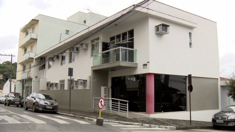 Investigada por racismo, mulher teria comparado negros a urubus: "Tenho nojo"