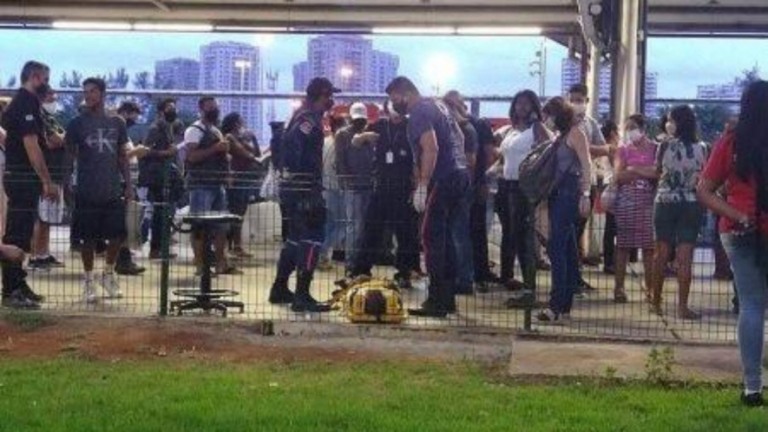 Adolescente é pisoteado ao entrar em BRT lotado no Rio de Janeiro