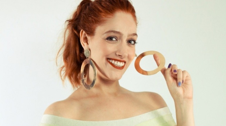 De Elke a "Gênesis": Mariana Gallindo fala sobre peças de teatro e début na TV