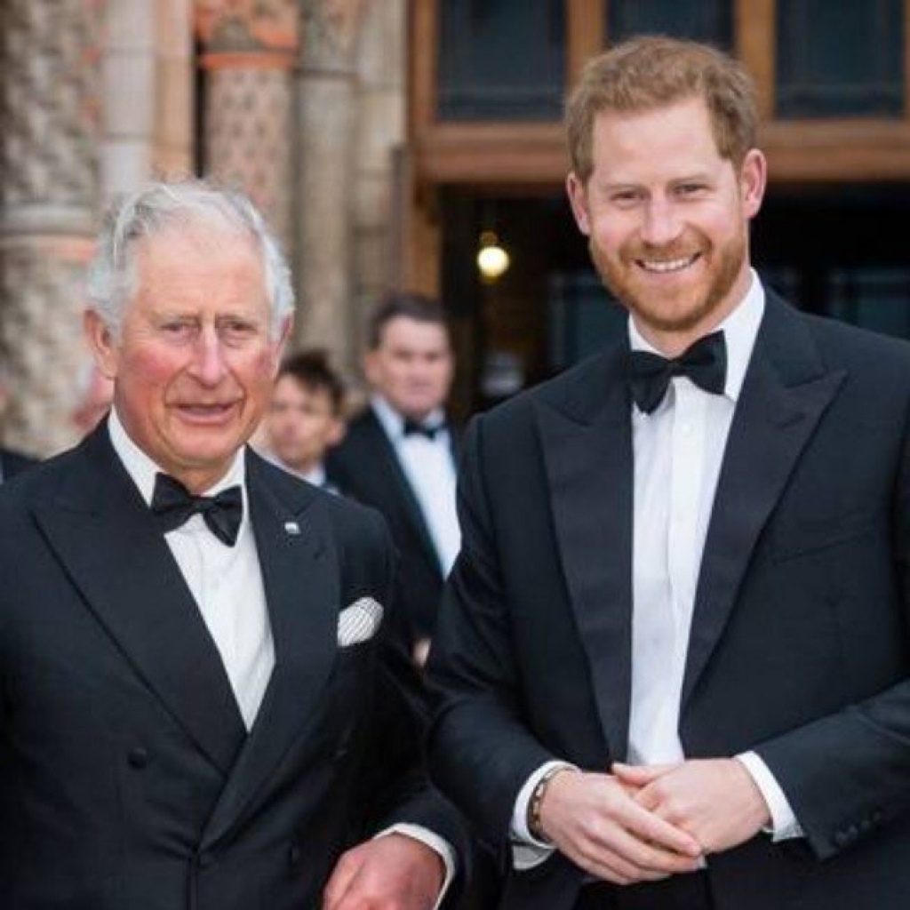 Príncipe Charles responde com 'riso nervoso' a pergunta sobre Harry e Meghan Príncipe Charles responde com 'riso nervoso' a pergunta sobre Harry e Meghan