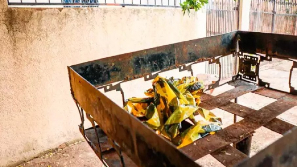 Polícia acredita que jovem achado morto em freezer entrou para se refrescar Polícia acredita que jovem achado morto em freezer entrou para se refrescar