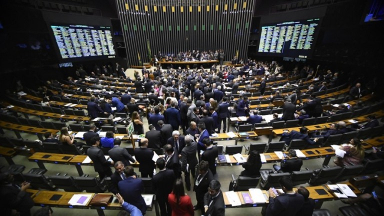Ajustes fiscais na PEC do auxílio perde força e pode travar na Câmara