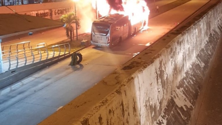 Ônibus pega fogo na Zona Norte do Rio