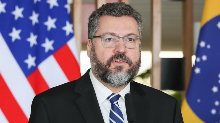 Ernesto Araújo defende Itamaraty e acusa Lula de "hostilizar EUA e Europa"