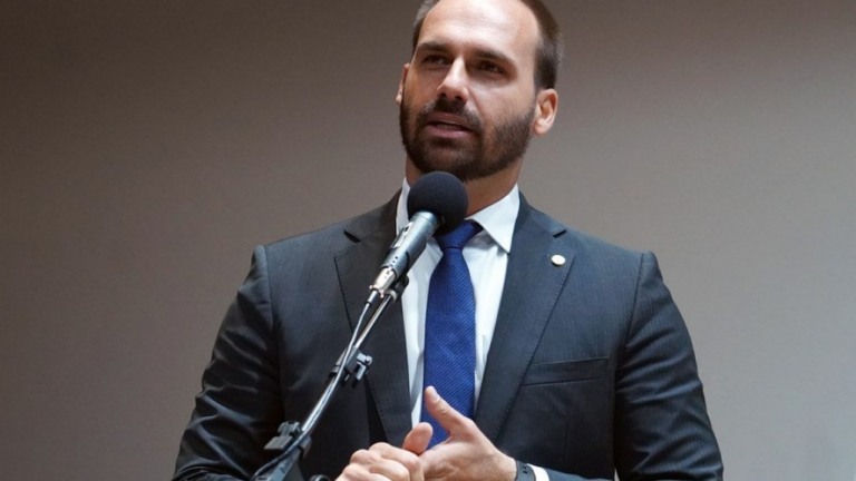 Eduardo Bolsonaro, sobre o uso de máscaras: "Enfia no rabo"
