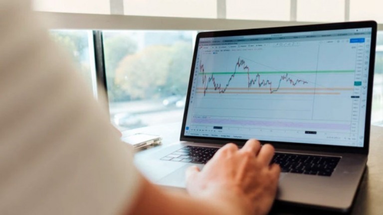 Dólar tem forte queda e atinge R$ 5,53; Bolsa sobe 2%