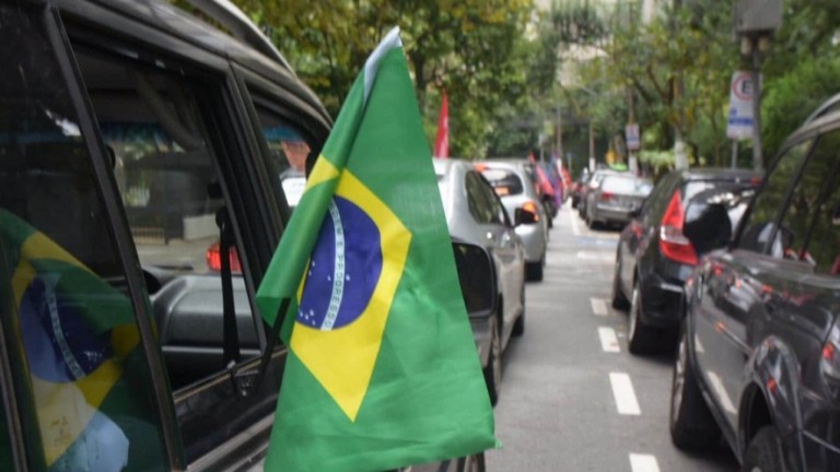 Polícia Militar multa em R$ 6 mil motoristas de carreata contra Bolsonaro