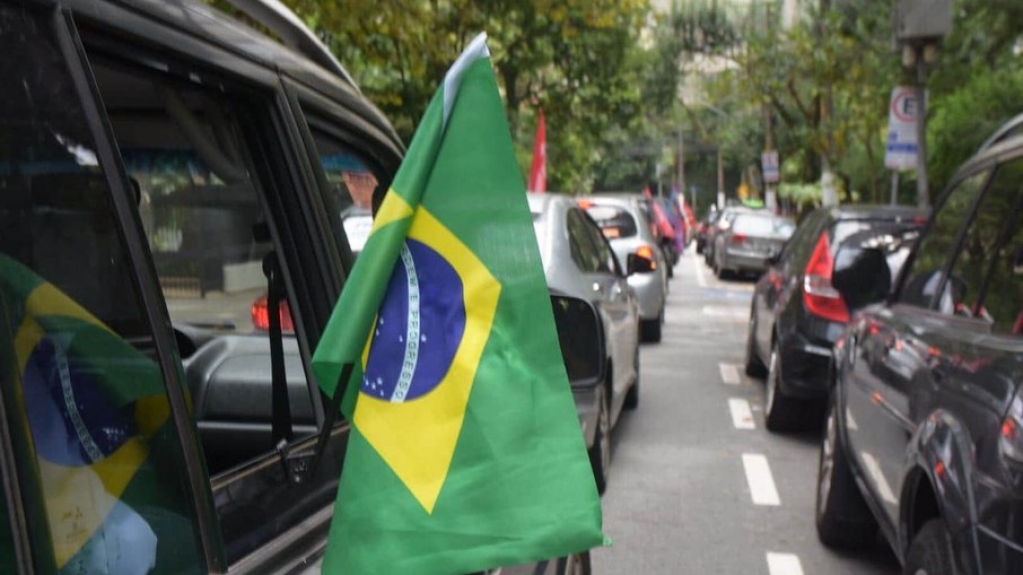 Polícia Militar multa em R$ 6 mil motoristas de carreata contra Bolsonaro Polícia Militar multa em R$ 6 mil motoristas de carreata contra Bolsonaro