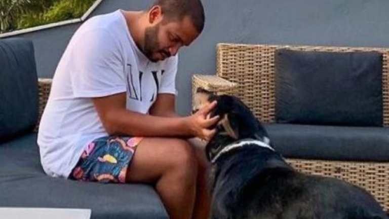 Cachorro de Projota morre e equipe do cantor posta homenagem: 'Anjo da guarda'