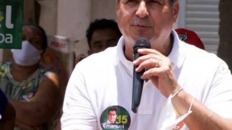Descumprindo isolamento, prefeito de Cuiabá é flagrado bebendo na rua; veja