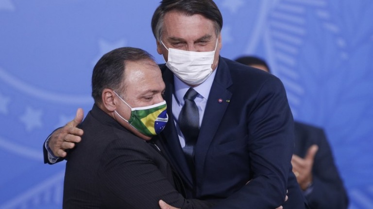 Em meio à pressão por demissão, Bolsonaro se reúne com Pazuello "fora da agenda"