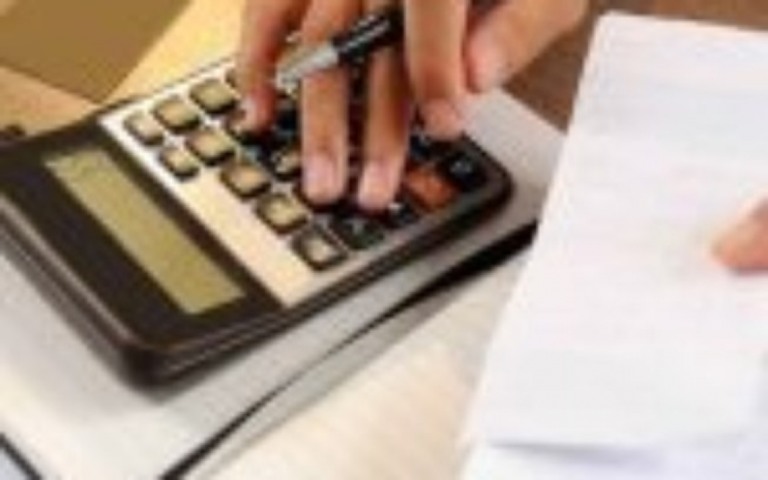 Juros anuais do cartão de crédito chegam a até 875%