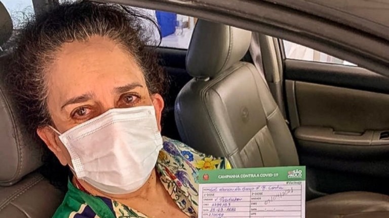 Gal Costa toma a primeira dose da vacina contra Covid-19: "Viva o SUS!"