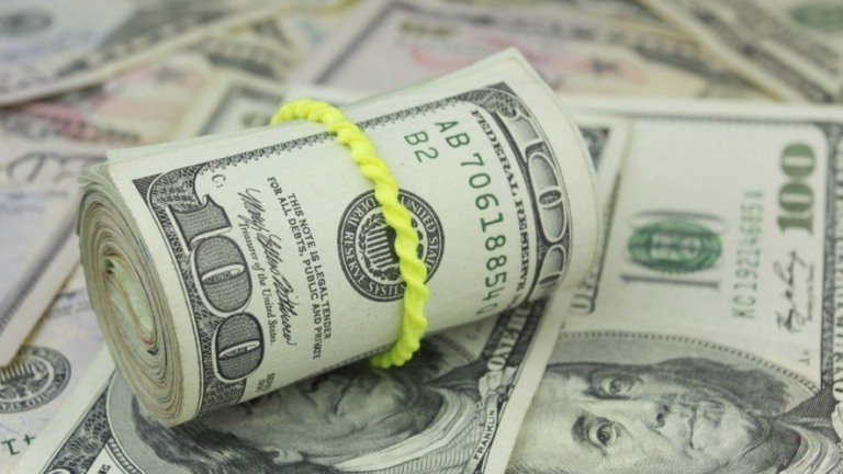 Mesmo com interferência do BC, dólar começa a semana em alta; Bolsa sobe