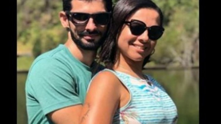 Mulher tenta escapar de carro em movimento após levar 8 facadas de seu marido