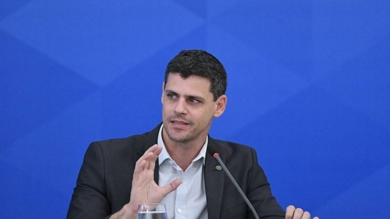 PEC do auxílio abre caminho para dez estados congelarem salários de servidores