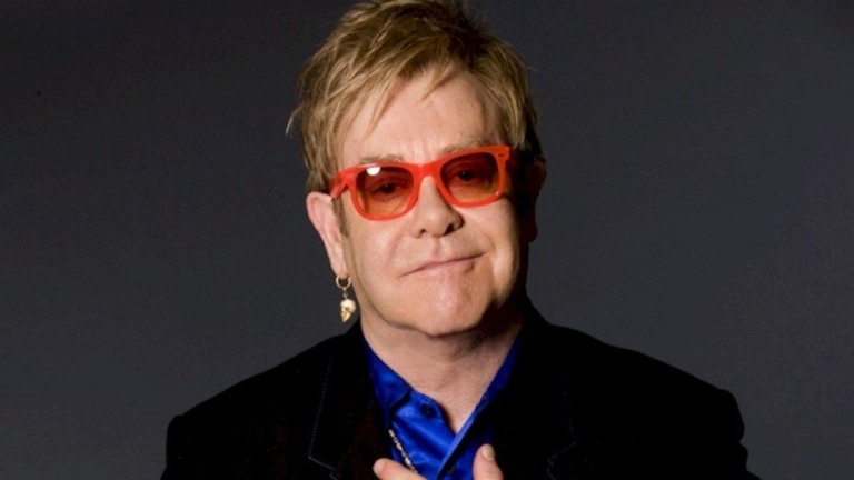 Elton John chama igreja de "hipócrita" por não abençoar casamentos gays