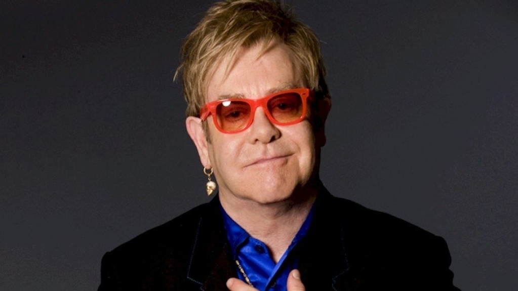 Elton John chama igreja de "hipócrita" por não abençoar casamentos gays