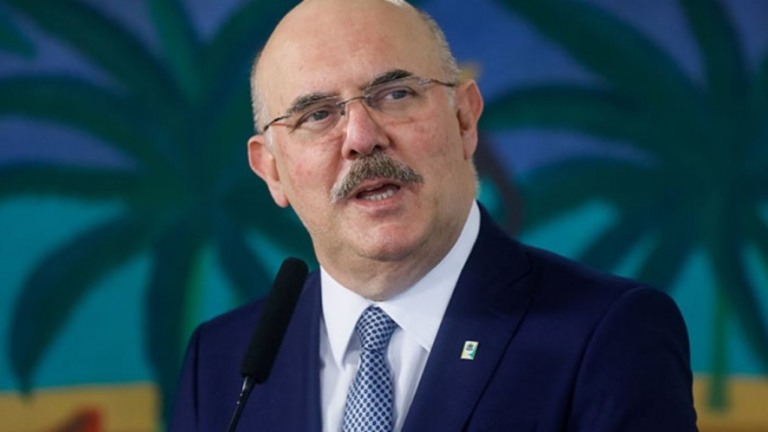 Ministro da Educação pede para que professores entrem na prioridade da vacinação