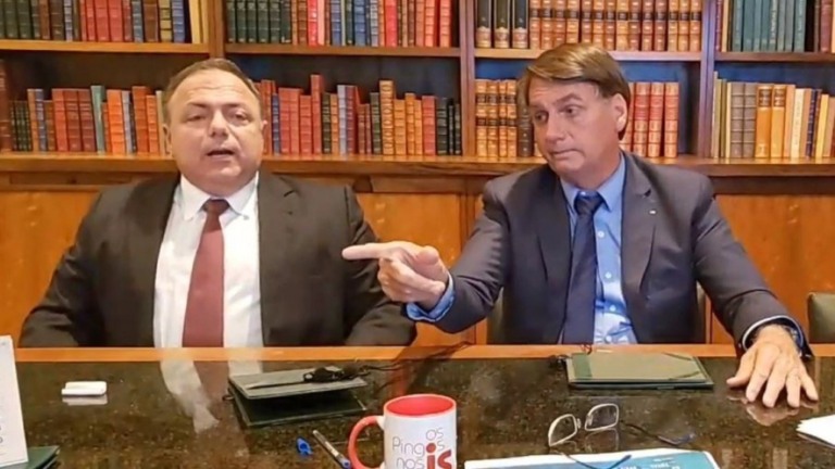 Bolsonaro avalia cargo para manter Pazuello em seu governo