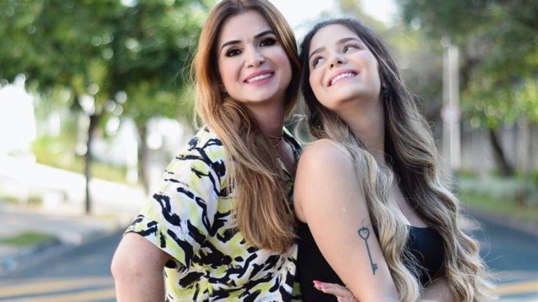 Mãe de Viih Tube diz que falta de banho chocou família: "Aqui fora é higiênica"