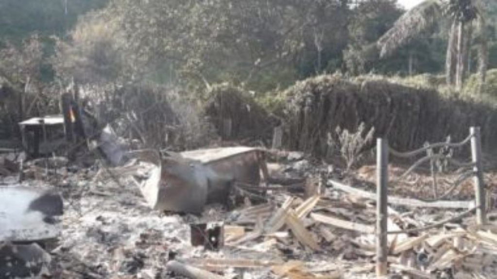 Após explosão de celular, família tem casa destruída na Bahia Após explosão de celular, família tem casa destruída na Bahia