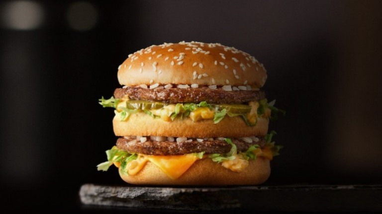 Auxílio emergencial de Bolsonaro paga sete Big Macs; o de Biden, 35 vezes mais