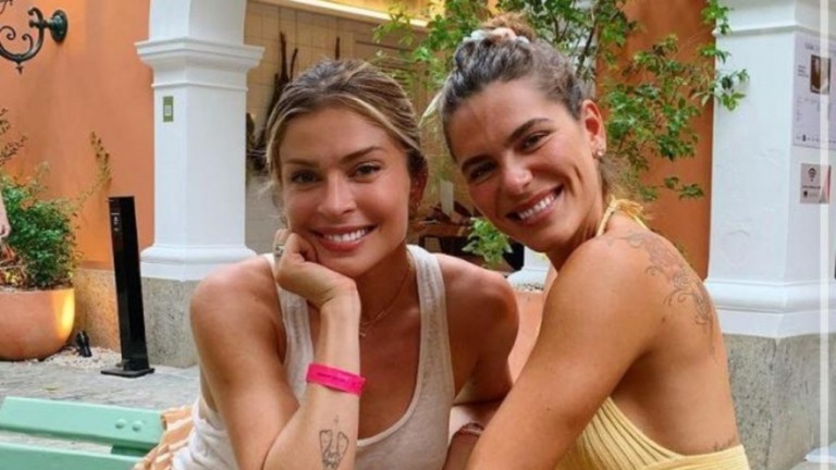 Grazi Massafera e Mariana Goldfarb posam juntas e fãs piram