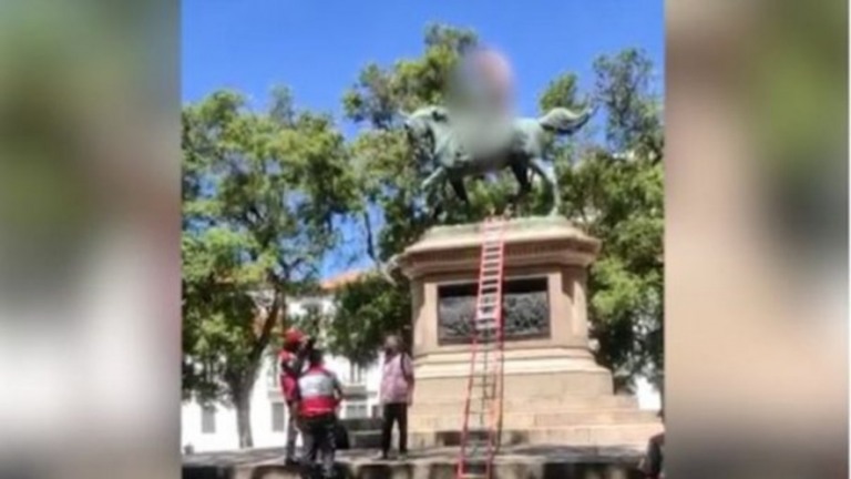 Pelado, homem sobe em estátua e exige vacina contra Covid-19; veja o vídeo