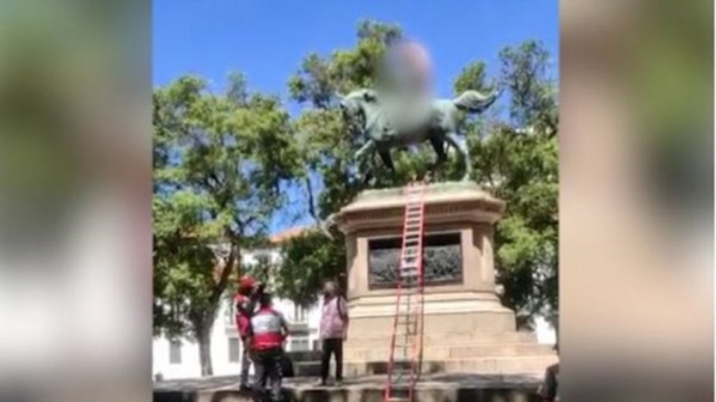 Pelado, homem sobe em estátua e exige vacina contra Covid-19; veja o vídeo Pelado, homem sobe em estátua e exige vacina contra Covid-19; veja o vídeo