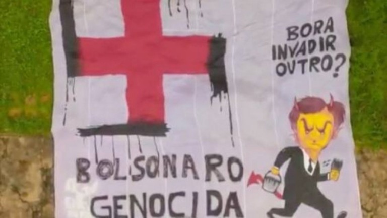VÍDEO: Manifestantes são presos no DF por faixa chamando Bolsonaro de genocida