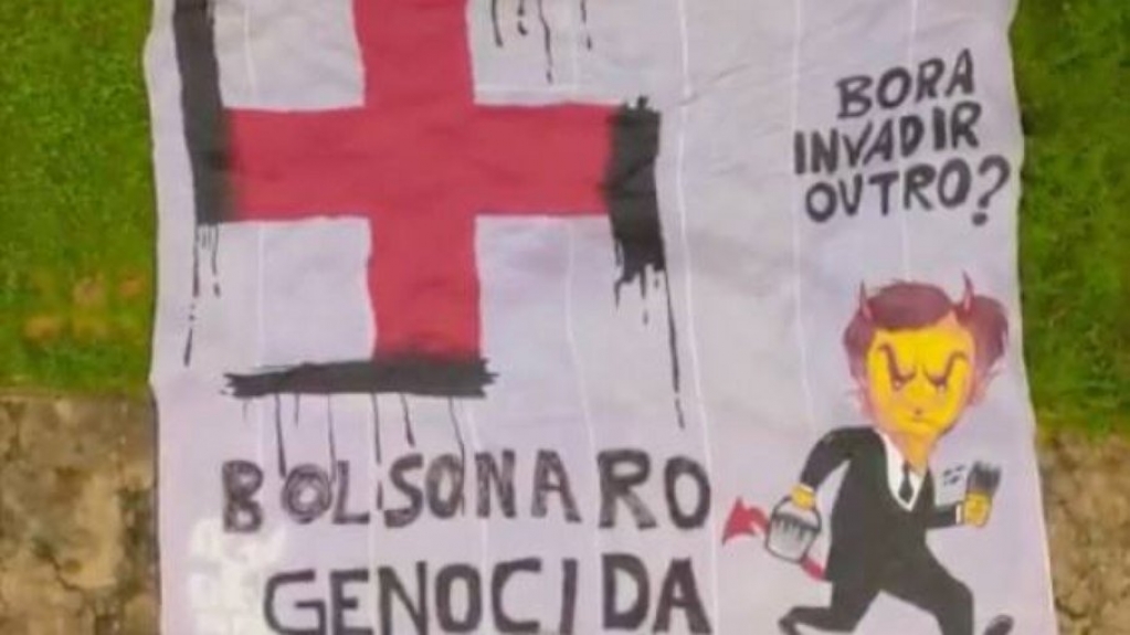 VÍDEO: Manifestantes são presos no DF por faixa chamando Bolsonaro de genocida