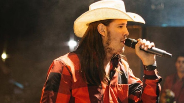 Cantor sertanejo morre de Covid-19 esperando vaga na UTI