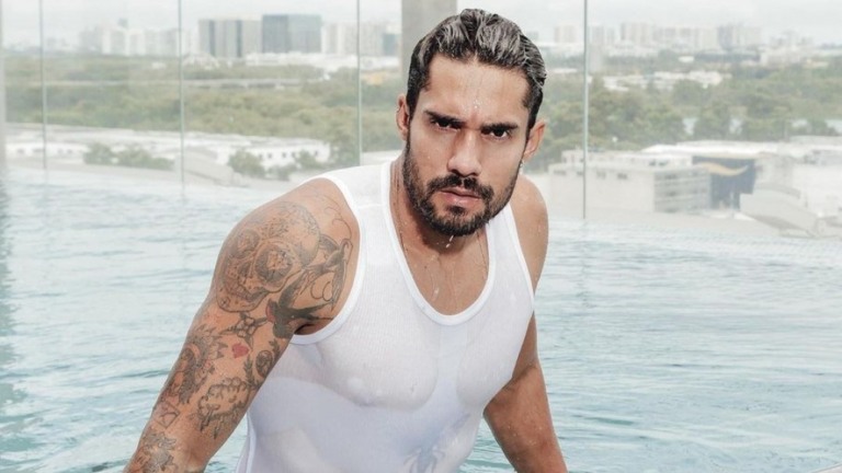 Ex-BBB Bill Araujo diz sonhar ser ator: "Me inspiro muito no Cauã Reymond"