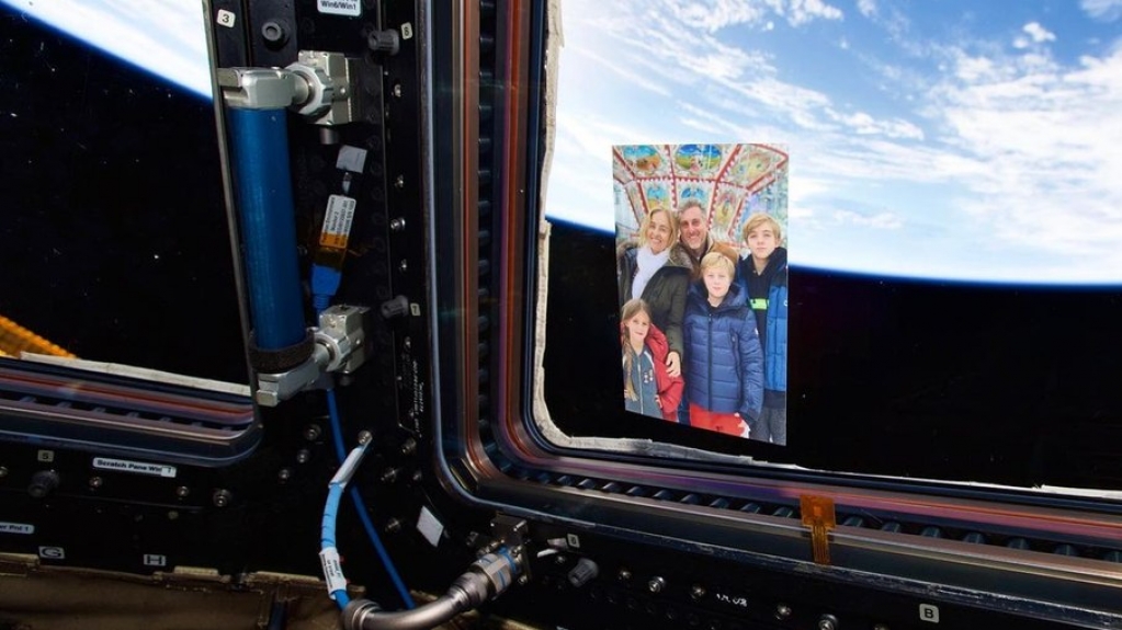 Astronauta leva foto de Luciano Huck e Angélica para o espaço: "Amigo querido" Astronauta leva foto de Luciano Huck e Angélica para o espaço: "Amigo querido"