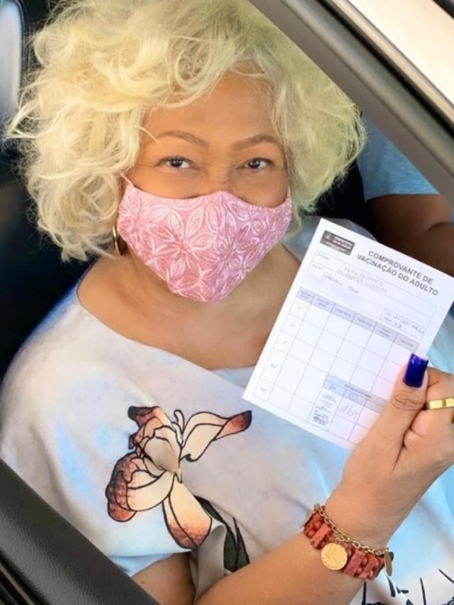 Alcione é vacinada no Rio de Janeiro: "Vacina sim"