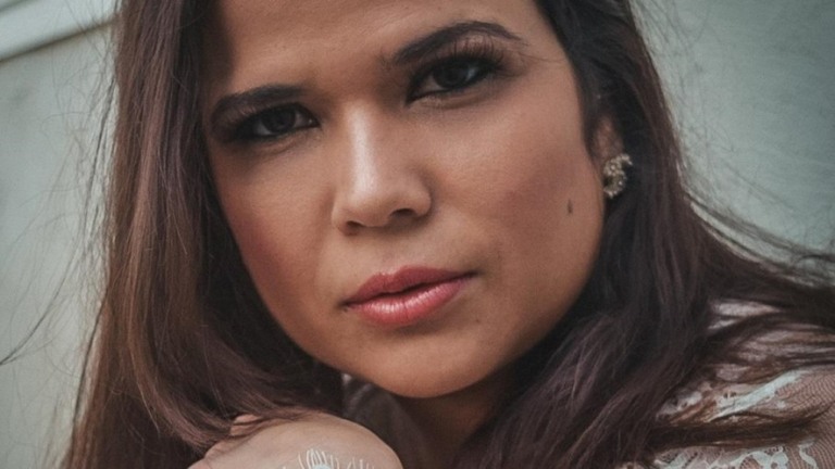 Garota-propaganda nos Estados Unidos, Edna Freeman relata abuso na infância