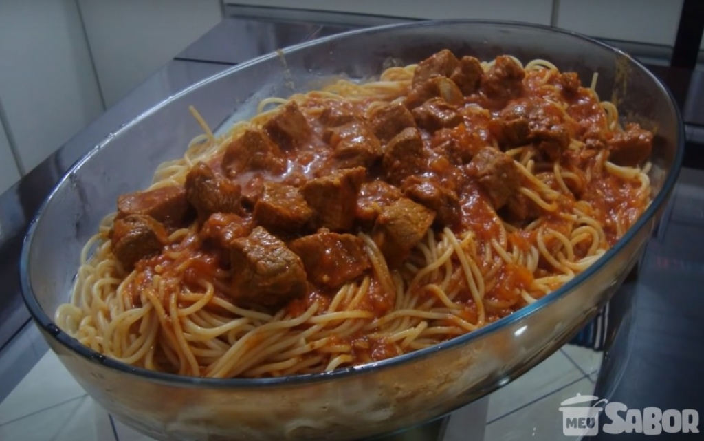 Macarrão com carne rapidinho e bem gostosinho!