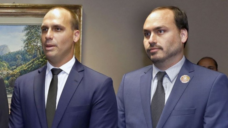 Em dia de novo recorde de mortes por Covid-19, filhos de Bolsonaro fazem ataques