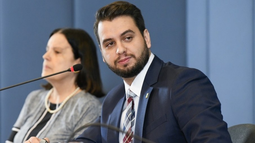 Assessor de Bolsonaro chama críticos de "palhaços" e nega gesto autoritário