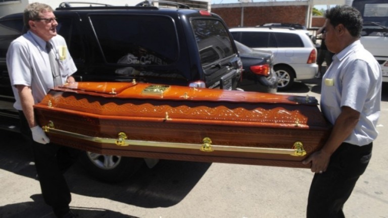 Setor funerário estima que estoque de caixões precisará quadruplicar no país