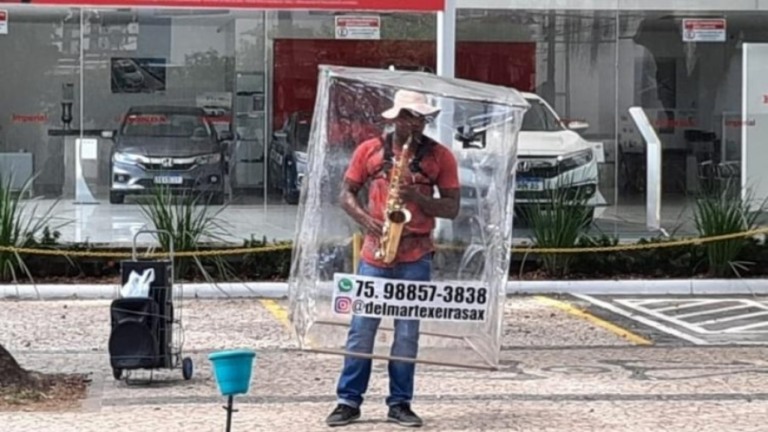 BA: Saxofonista se apresenta nas ruas de Salvador com 'barreira plástica'