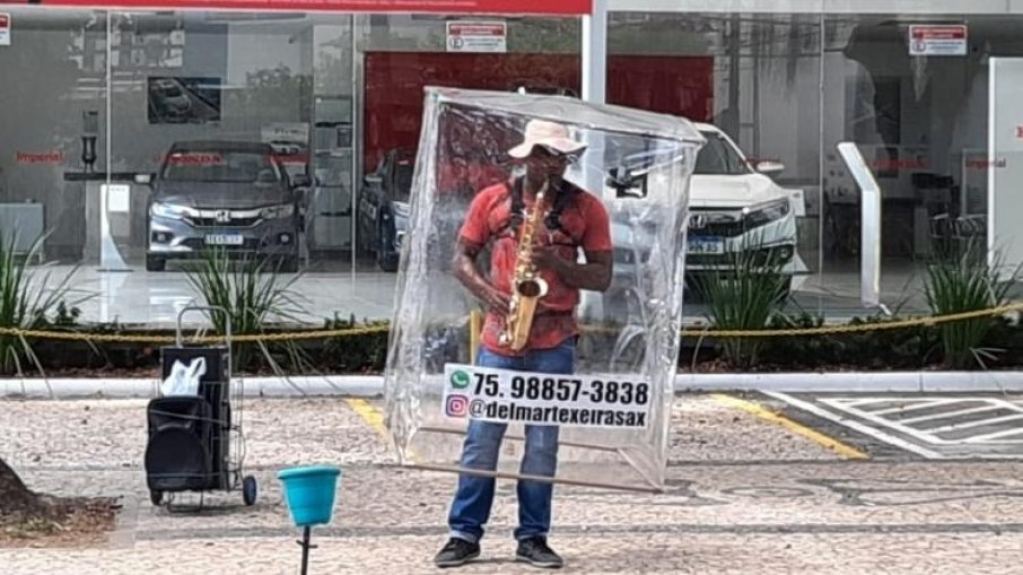 BA: Saxofonista se apresenta nas ruas de Salvador com 'barreira plástica' BA: Saxofonista se apresenta nas ruas de Salvador com 'barreira plástica'