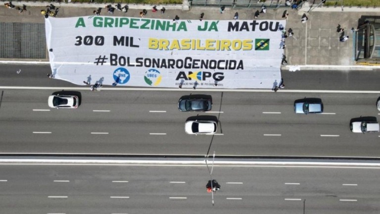 Vídeo: Ministro da Saúde é recebido aos gritos de "Bolsonaro genocida" na USP